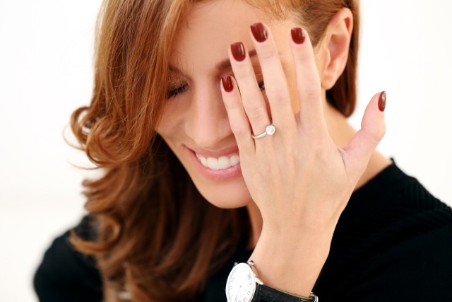 Bordowe paznokcie to ponadczasowy manicure, który pasuje do wielu jesiennych stylizacji.