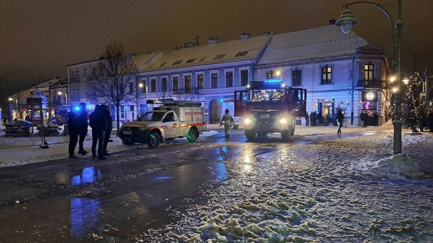 Straż pożarna na Rynku w Kielcach. Co się stało w kamienicy?