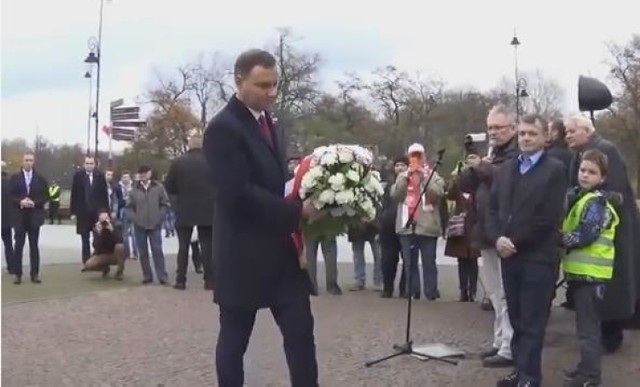 Prezydent Andrzej Duda z wieńcem pod pomnikiem Romana Dmowskiego w Warszawie