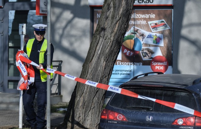 Napadł na bank pod Warszawą. Szuka go policja, mimo że nic nie ukradł