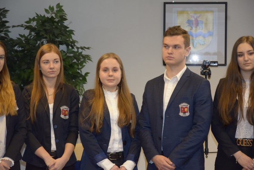 Władze powiatu doceniły młodych krwiodawców z tomaszowskich szkół średnich [ZDJĘCIA]