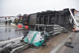 TIR wywrócił się na drodze i wjechał w barierki. Pojazd zablokował ulicę Kleeberga na kilka godzin [FOTO,WIDEO]