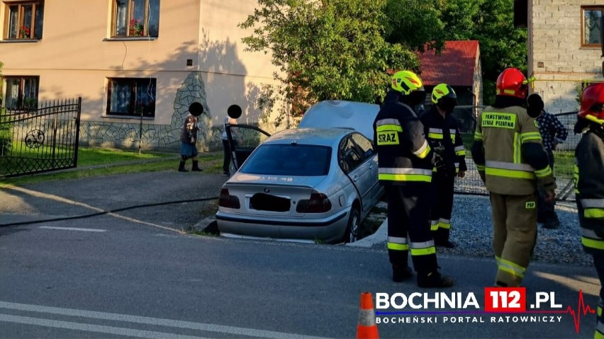 Pijany 24-latek wjechał w ogrodzenie w Brzeźnicy koło Bochni, kierowca bmw miał 2 promile i zatrzymane prawo jazdy 