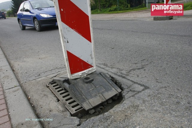 Zapadają się studzienki kanalizacji burzowej na ul. Wyszyńskiego w Wałbrzychu, która była remontowana zaledwie sześć lat temu.