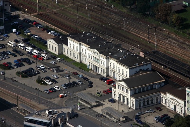 Dworzec Kolei Warszawsko-Wiedeńskiej w centrum Sosnowca jest reprezentacyjnym budynkiem. Plac przed nim to obecnie parking.
Wizualizacje firmy Amaya Architekci pokazują, jak plac będzie wyglądał po przebudowie.

Zobacz kolejne zdjęcia. Przesuwaj zdjęcia w prawo - naciśnij strzałkę lub przycisk NASTĘPNE