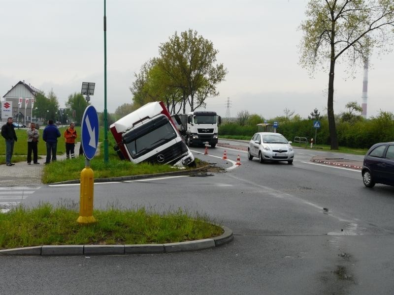 Wypadek przy wjeździe do Lubina (ZDJĘCIA)