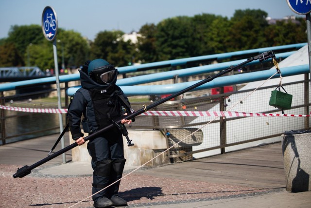 Bomba na kładce i wypadek cysterny na moście - tak służby ćwiczą w Krakowie