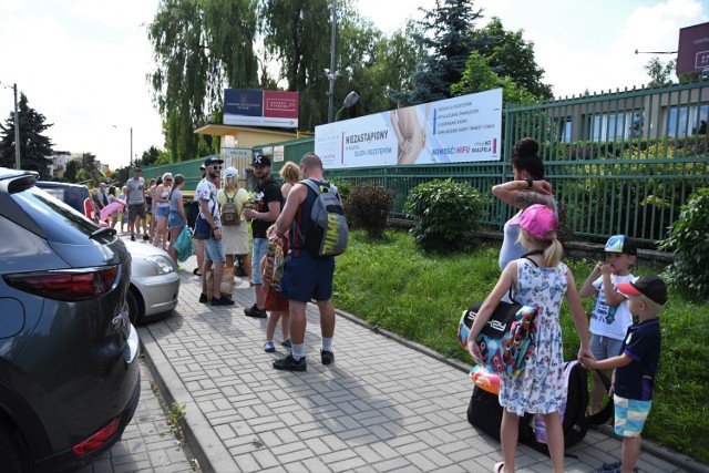 Piękna, słoneczna pogoda zapowiadana na sobotę sprawiła, że już od rana odkryty basen przy ulicy Szczecińskiej w Kielcach przeżywał oblężenie. By dostać się na obiekt trzeba było stać w... kolejce. Każdy miał mierzona temperaturę, wpuszczano tylko zdrowych. Przypomnijmy że obecnie jednocześnie ma obiekcie może przebywać 300 osób.