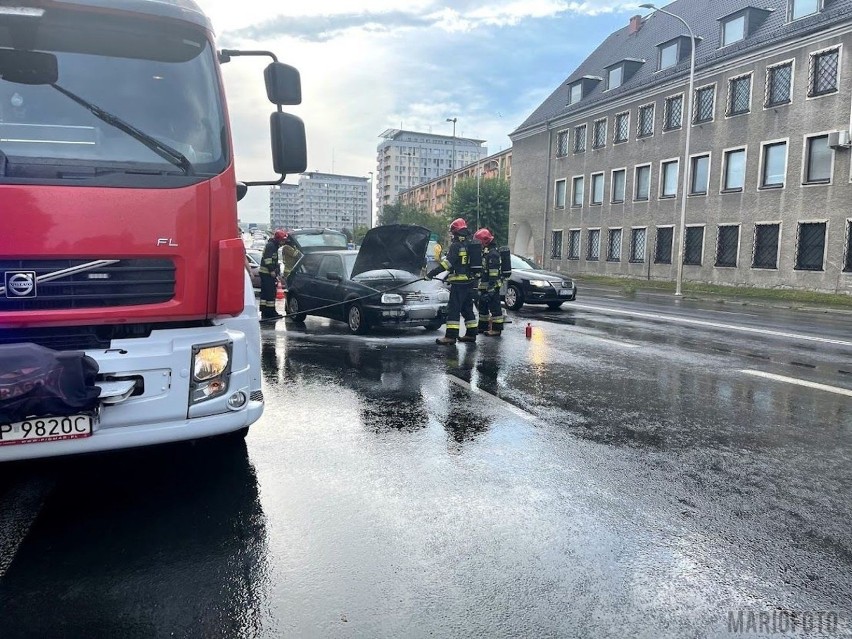Pożar samochodu w Opolu na ulicy Nysy Łużyckiej. Strażacy w akcji