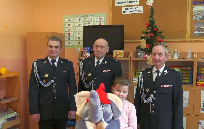 Kaja Siwiaszczyk otrzymała od strażaków z OSP w Szczercowie prezent - pluszowego słonia