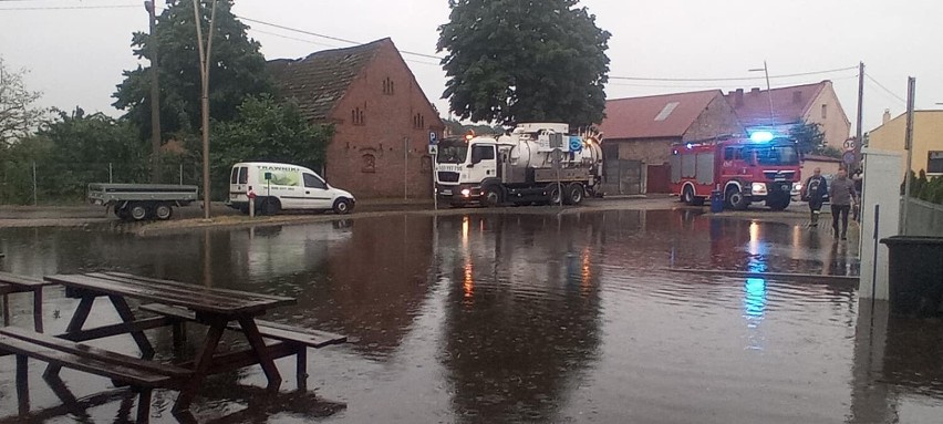 Po ulewnym deszczu woda zalała parking przy plaży w...