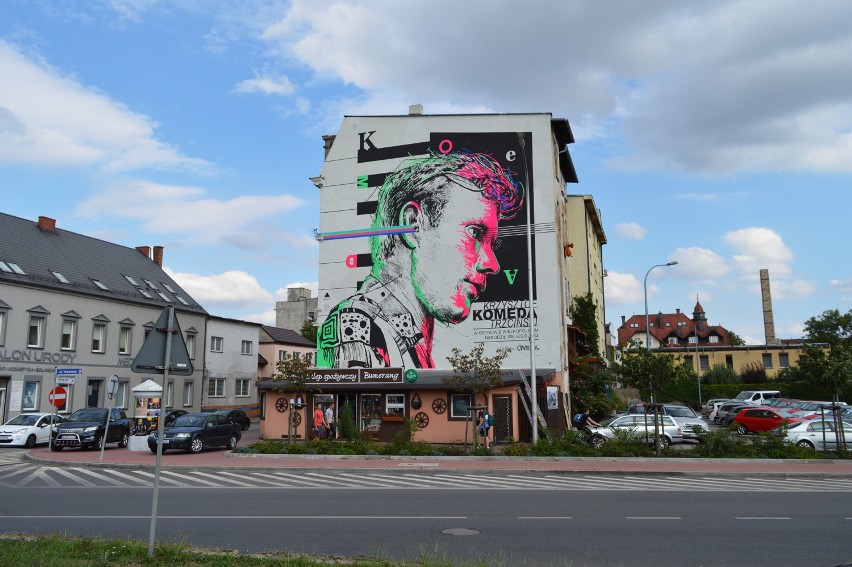 Krzysztof Komeda wita przyjezdnych do Ostrowa Wielkopolskiego z nowego muralu