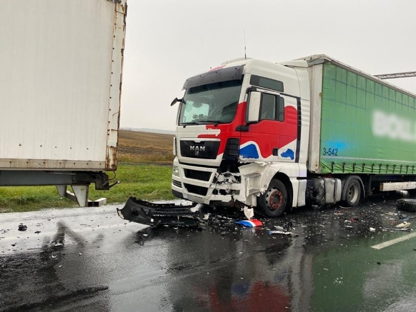 W Medyce ukraiński kierowca nissana uderzył w dwie ciężarówki [ZDJĘCIA]