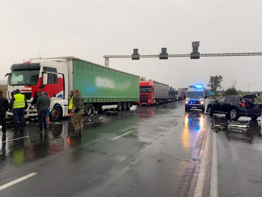 W Medyce ukraiński kierowca nissana uderzył w dwie ciężarówki [ZDJĘCIA]