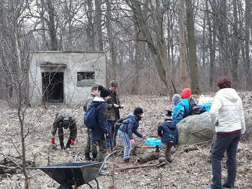 Harcerze i mieszkańcy posprzątali alejki parku w Rusocinie. Zebrali 60 worków śmieci i odpady z budowy i domów [ZDJĘCIA]
