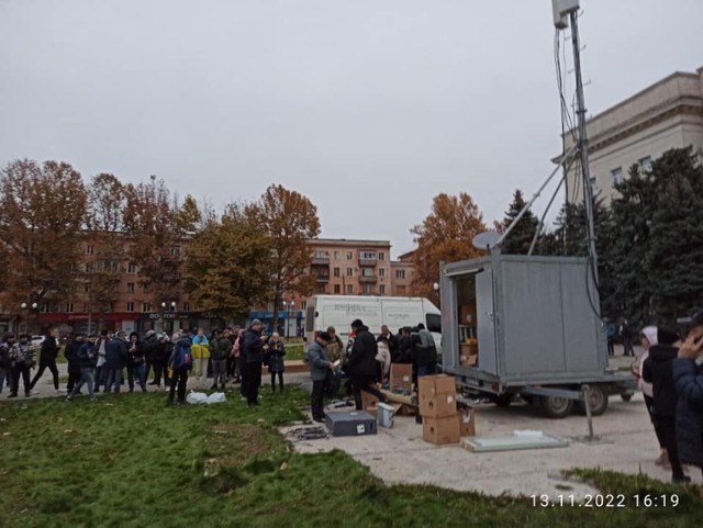 Tłum ludzi przed mobilną bazą telefonii komórkowej w Chersoniu w południowej Ukrainie, wyzwolonym kilka dni temu spod okupacji rosyjskiej.