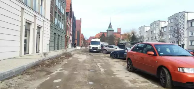 Na Starym Mieście w Malborku problemy z parkowaniem trwają od lat. Nowe inwestycje nie poprawiają sytuacji.