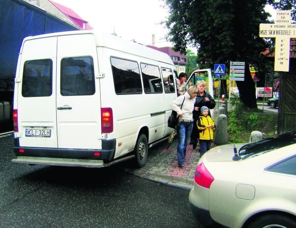 Busy zatrzymują się na chodnikach i przejściach dla ludzi