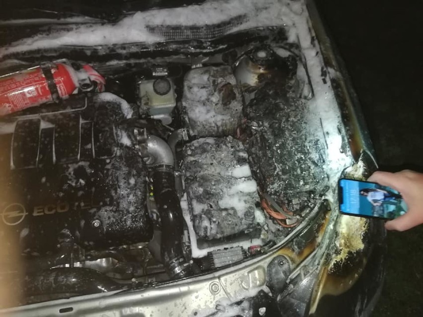 Pożar samochodu w Rogoźnie. Do zdarzenia doszło w Wigilię