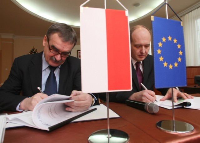 Prezydent Kielc Wojciech Lubawski i Paweł Szaciłło, pełniący obowiązki dyrektora Centrum Unijnych Projektów Transportowych podpisali w czwartek umowę o dofinansowanie rozbudowy ulicy Ściegiennego w Kielcach.