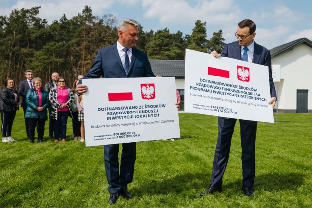 Premier Mateusz Morawiecki z czekiem na budowę świetlicy, na którą z rządowego programu przekazano aż 800 tys. zł.