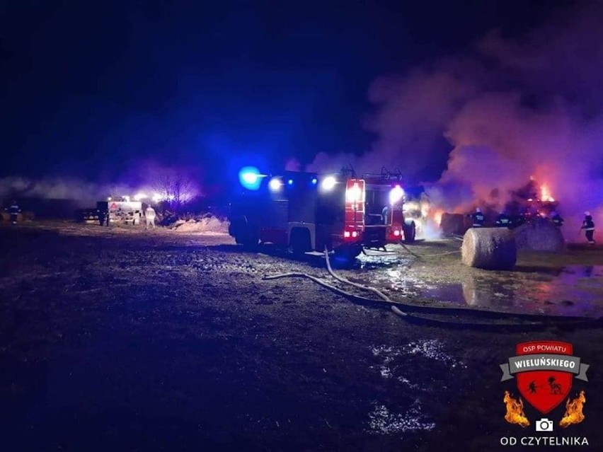 Blisko 10 godzin walki z pożarem słomy w Janowie. Strażacy podejrzewają podpalenie[FOTO]