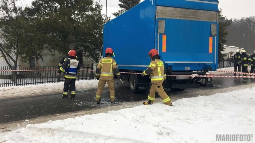 Ciężarówka wpadła w poślizg w Laskowicach i uderzyła w...