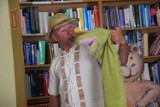 Łukasz Wierzbicki autor opowiadania "Dziadek i Niedźwiadek" i wielu innych książek dla dzieci odwiedził naszą bibliotekę