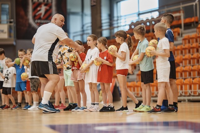 Zawodnicy MMTS Kwidzyn trenowali razem z dziećmi podczas turnieju piłki ręcznej dla najmłodszych.