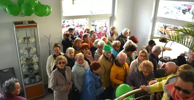 Chełmscy seniorzy zjawili się tak licznie, że trudno im było przemieszczać się po nowo otwartym bydynku.