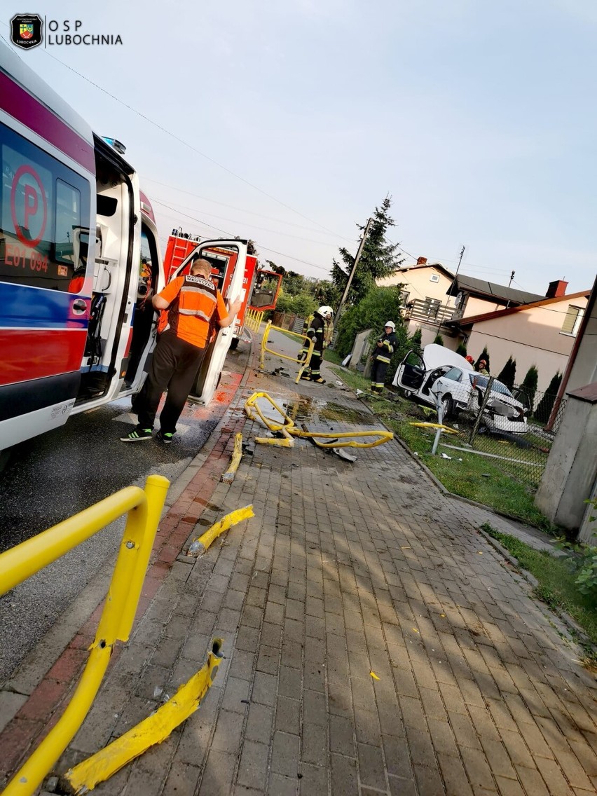 Wypadek na ul. Łódzkiej w Lubochni. Kierowca stracił panowanie nad pojazdem i wpadł na posesję [ZDJĘCIA]
