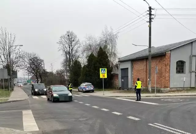 Wypadek na przejściu dla pieszych przy ul. Aliantów w Żninie (18.01.2023).