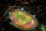Odnowiony stadion w Czeladzi nocą wygląda pięknie! W kwietniu bieg inauguracyjny na otwarcie. Czas na zapisy 