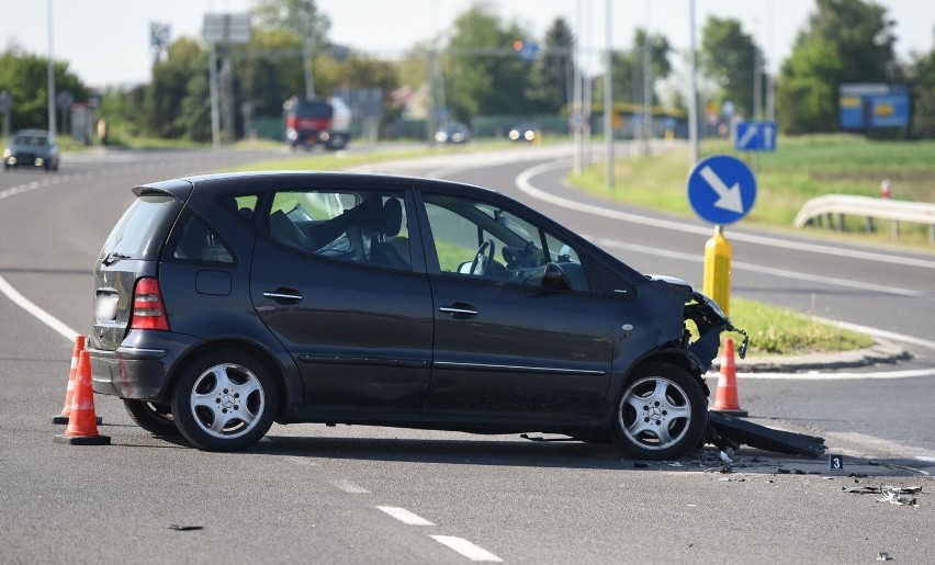 Wypadek drogowy na DK 94 w Skołoszowie. 4 osoby zostały poszkodowane