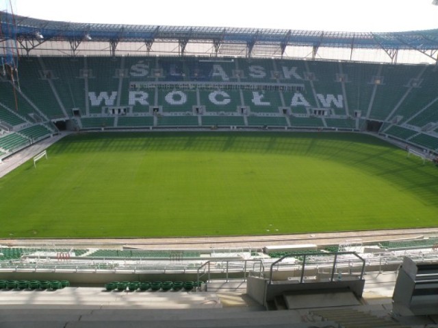 Na stadionie we Wrocławiu na pracuje obecnie 150 robotników. ...