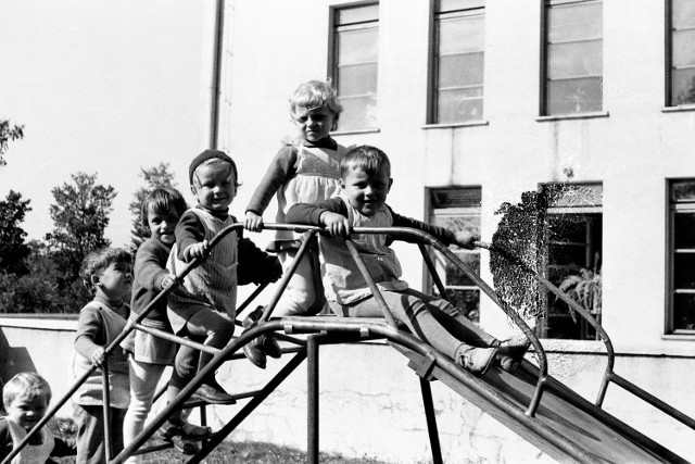 Sieradzkie przedszkolaki na placu zabaw pół wieku temu
