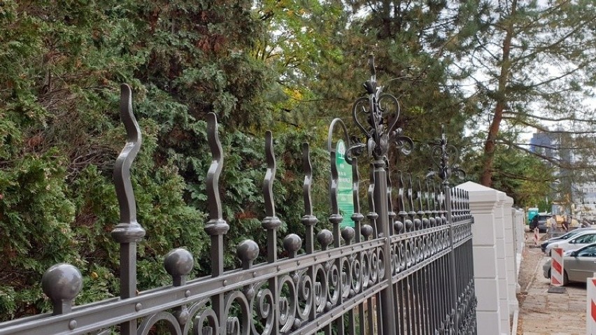 Stylizowane na retro ogrodzenie od strony wschodniej.