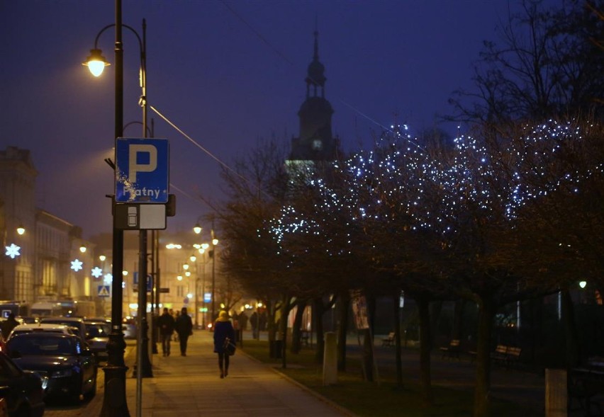 Świąteczne iluminacje w Piotrkowie wiszą już m.in. na ul....