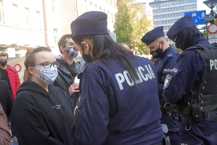 Koronawirus w policji nie zdziesiątkował funkcjonariuszy. Wszystkie jednostki w Łodzi i województwie funkcjonują normalnie