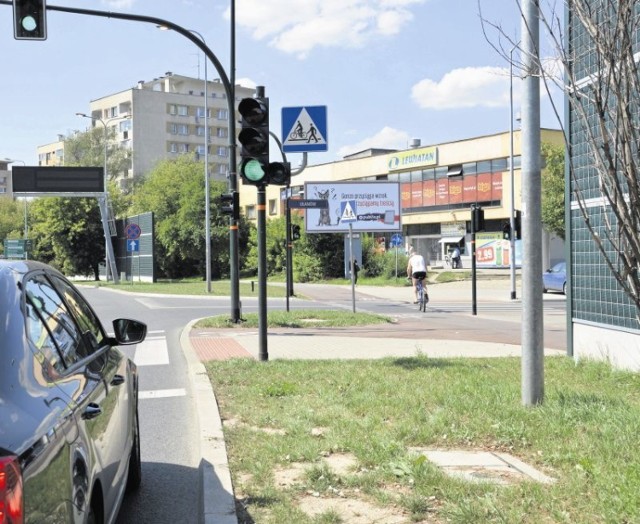 Kierowcy nie widzą wyjeżdżających zza ekranów rowerzystów. Urzędnicy nie dostrzegają tam żadnego niebezpieczeństwa