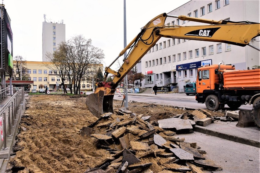 Stary asfaltowy chodnik przy ulicy Moniuszki został zerwany