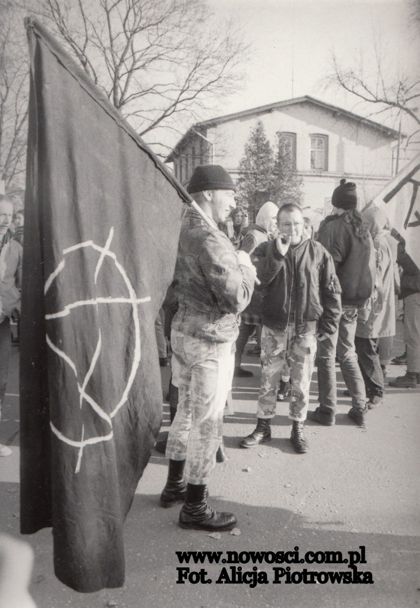 Skini i antyfaszyści, czyli pamiętny dzień niepodległości w Toruniu w 1994 roku [ZDJĘCIA]