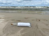 Morze wyrzuciło butelkę z listem, który zrozpaczony ojciec napisał do zmarłej córki! Znaleźli go turyści na plaży w Łebie