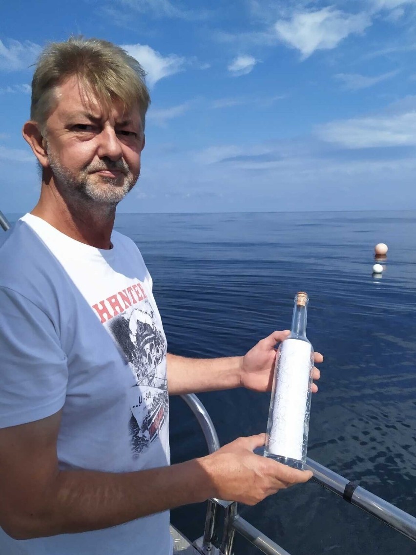 Morze wyrzuciło butelkę z listem, który zrozpaczony ojciec napisał do zmarłej córki! Znaleźli go turyści na plaży w Łebie