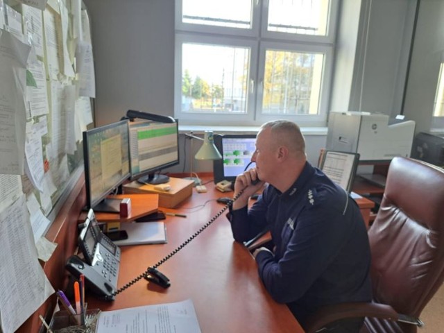 Asp. sztab. Łukasz Pskiet na swoim stanowisku służby w Komendzie Powiatowej Policji w Malborku.