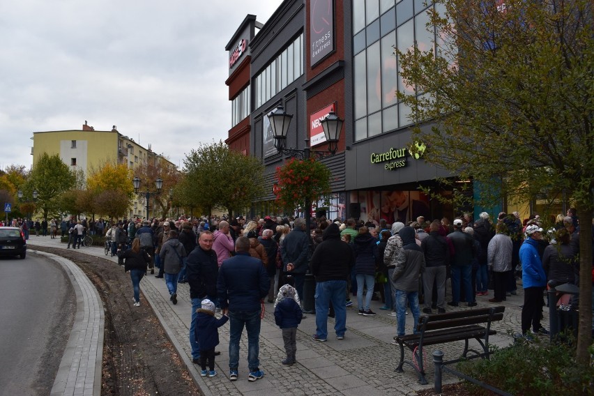 Otwarcie galerii handlowej Hosso w Gubinie. Tłumy zebrały się przed wejściem (ZDJĘCIA)