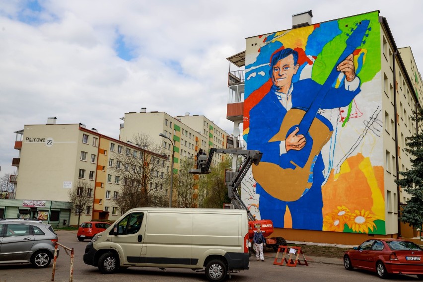 Czy tak wygląda Zenek Martyniuk? Powstaje mural króla disco polo na Dziesięcinach. Trwają prace [nowe zdjęcia]