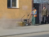 Ścieżki rowerowe i chodniki sprzątane po zimie [zdjęcia]