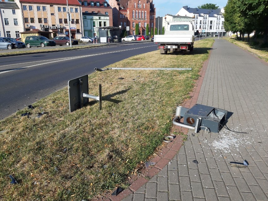 Samochód „skosił” znak w centrum Szczecinka [zdjęcia]