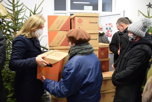 Osoby samotne i ubogie otrzymały w Sandomierzu wigilijny posiłek. W świątecznym pudełku poza posiłkiem przygotowanym przez Caritas znalazł się opłatek, świeca Wigilijnego Dzieła Pomocy Dzieciom oraz życzenia świąteczne.